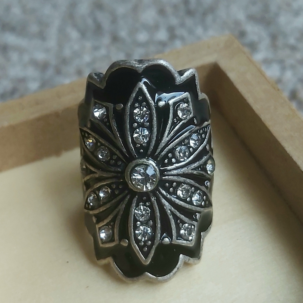 Vintage Black and Silver Floral Ring